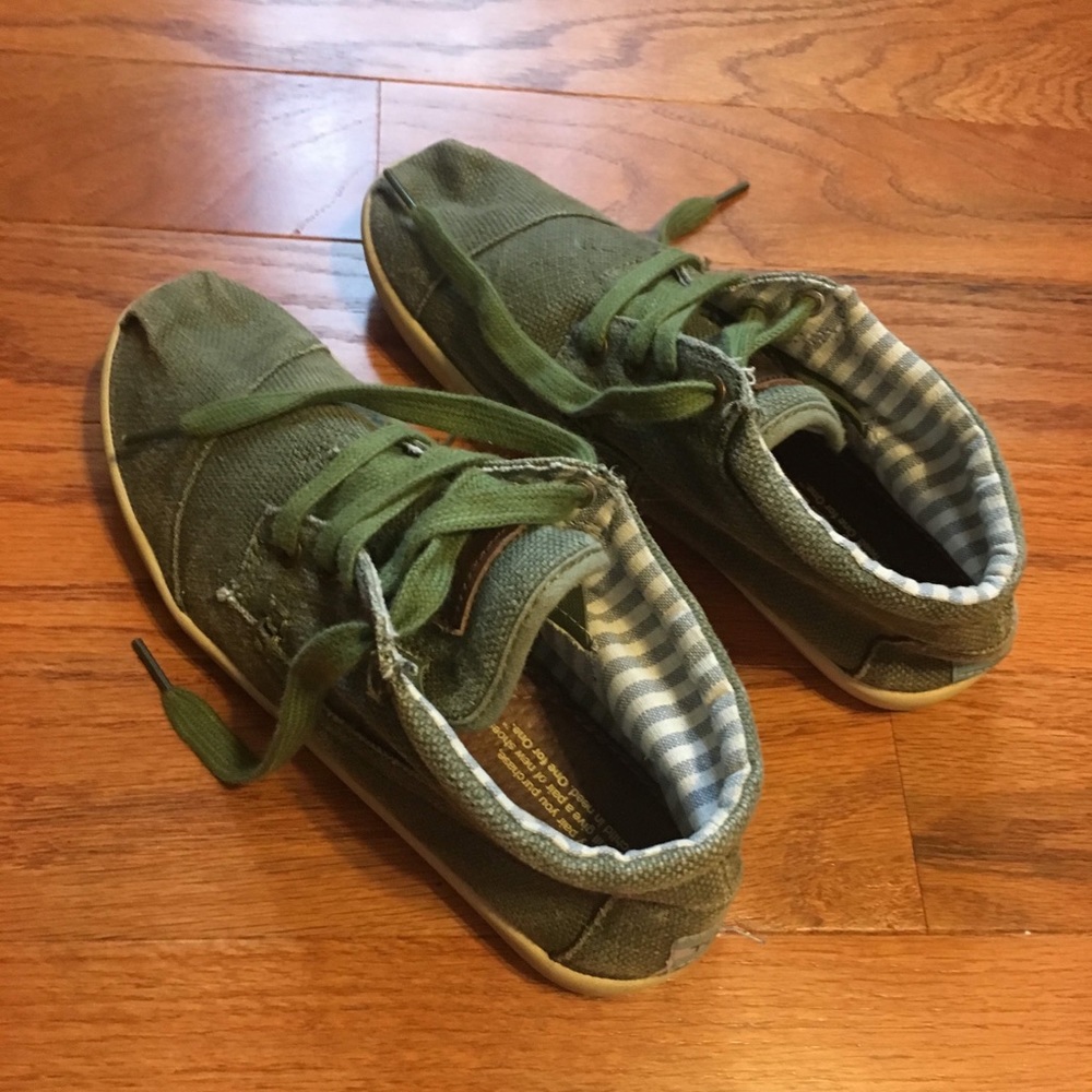 Green Toms lace up shoes!